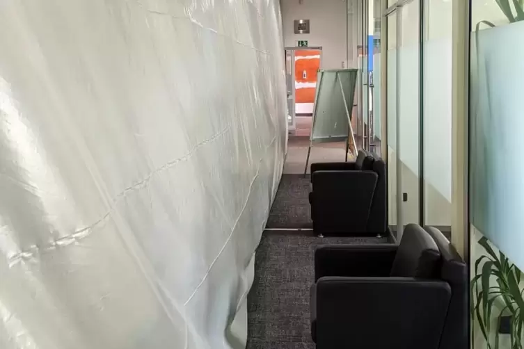 Eine Plastikplane trennt derzeit die Baustelle von den Beraterzimmern. Ganz hinten befindet sich der SB-Bereich. 