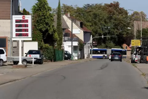 Auch die Fahrbahn im südlichen Bereich der Edesheimer Ortsdurchfahrt wird ausgebaut. Auch die Fahrbahn im südlichen Bereich der Edesheimer Ortsdurchfahrt wird ausgebaut.