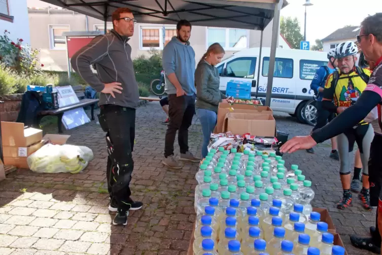 Pause: Die Teilnehmer genie&szlig;en die kurze Rast an der Verpflegungsstelle Hochstellerhof.