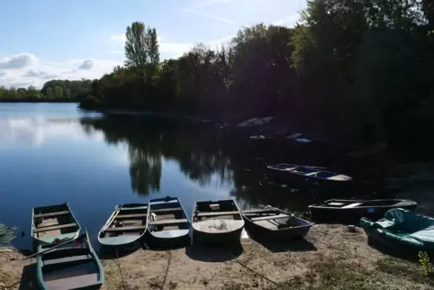 Auf dem Trockenen: Boote am Ufer des Binsfeld-Anglersees.