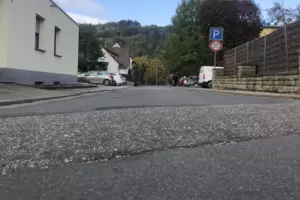 Die Wiesenstraße ist dringend sanierungsbedürftig. Die Wiesenstraße ist dringend sanierungsbedürftig.