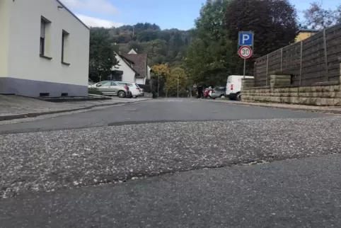 Die Wiesenstraße ist dringend sanierungsbedürftig. Die Wiesenstraße ist dringend sanierungsbedürftig.