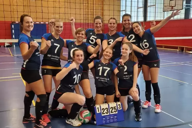 Strahlende Siegerinnen: Die Volleyballerinnen der TuS Alsenz gewannen gegen Gonsenheim und Osthofen.