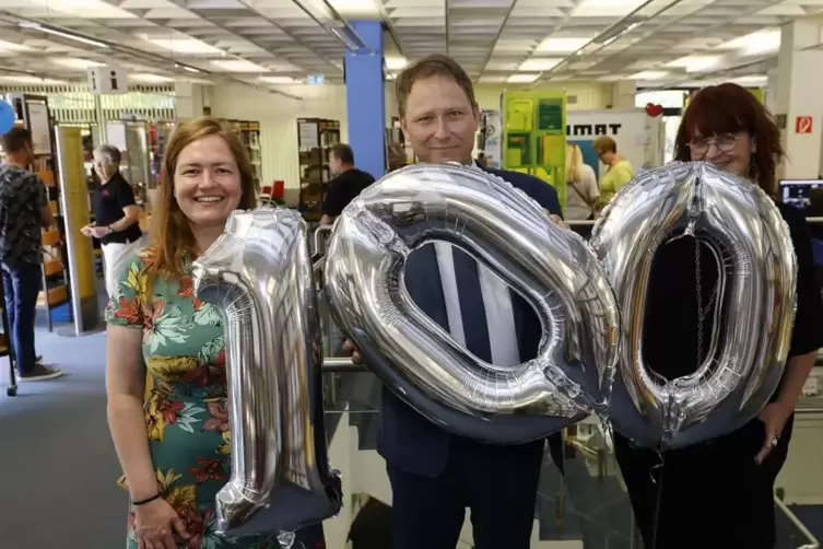 100 Jahre Bestehen feiern Leiterin Christine Wieder (links) und Stellvertreterin Gabriele K&ouml;lling mit ihrem Team. Hier mit OB Ma