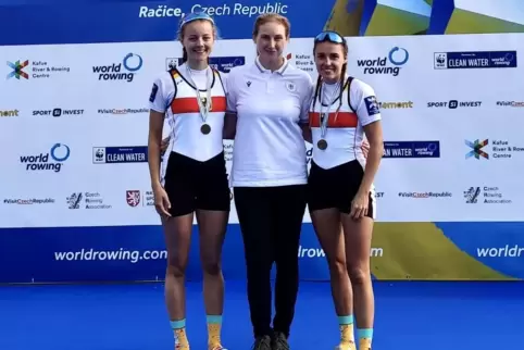 Eva Hohoff (links) mit ihrer Trainerin Julia Hoffmann (Mitte) und ihrer Ruderpartnerin Sophia Wolf mit WM-Bronze. 