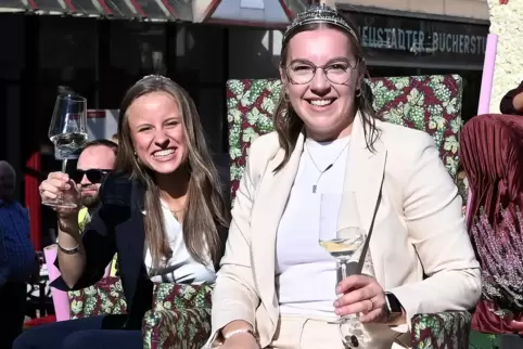 Sandra Eder (links) und Lea Lechner beim Winzerfestumzug.