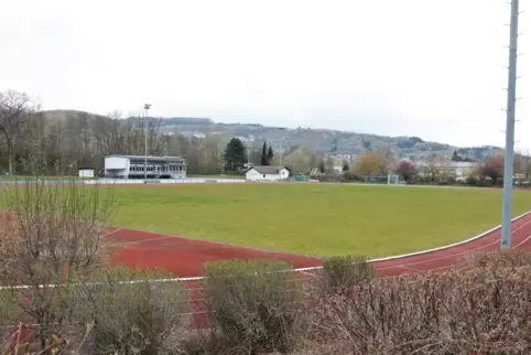 Wird aller Voraussicht nach im kommenden Jahr in einen Kunstrasenplatz umgebaut: der mehr als 20 Jahre alte Naturrasen im Rocken Wird aller Voraussicht nach im kommenden Jahr in einen Kunstrasenplatz umgebaut: der mehr als 20 Jahre alte Naturrasen im Rocken