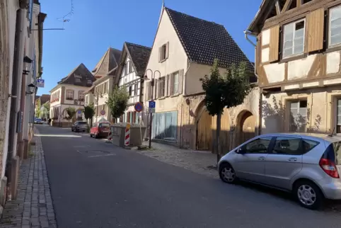 Das Haus rechts am Bauschuttcontainer, das einst eine Schlosserei war, soll zu neuem Leben erweckt werden. Das Haus rechts am Bauschuttcontainer, das einst eine Schlosserei war, soll zu neuem Leben erweckt werden.