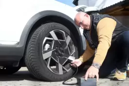 Fahrlehrer Tony Kremer prüft als Erstes den Reifendruck – und stellt gleich fest, dass es bei unserem Wagen wohl einiges zu tun 