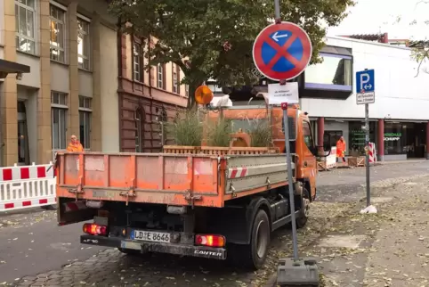 Ein Lastwagen hat Bänke und Kübel abtransportiert. 