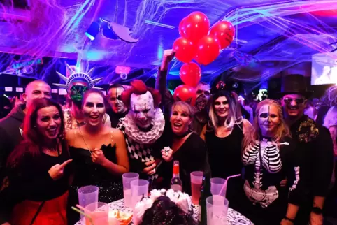 Halloween Rock vor der Pandemie im Jahr 2018: verkleidete Besucher in der Sommerfesthalle in Waldsee.