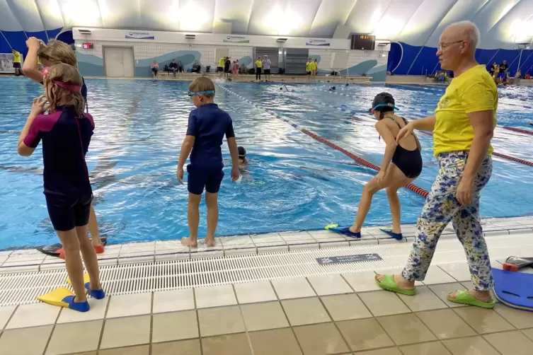 In der Gruppe von Dorothee Strobl-Berger tragen viele Kinder einen Neopren. Der fördert aber nicht das richtige Schwimmen. 