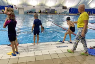 In der Gruppe von Dorothee Strobl-Berger tragen viele Kinder einen Neopren. Der fördert aber nicht das richtige Schwimmen. 