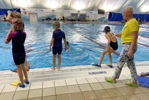 In der Gruppe von Dorothee Strobl-Berger tragen viele Kinder einen Neopren. Der fördert aber nicht das richtige Schwimmen. 