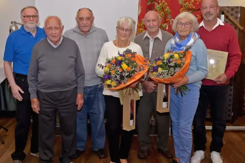 Die Geehrten für 75 Jahre Mitgliedschaft und Ehrenmitglieder (von links): Vorsitzender Helmut Ott, Edwin Kley, Karl Stapf, Elfri