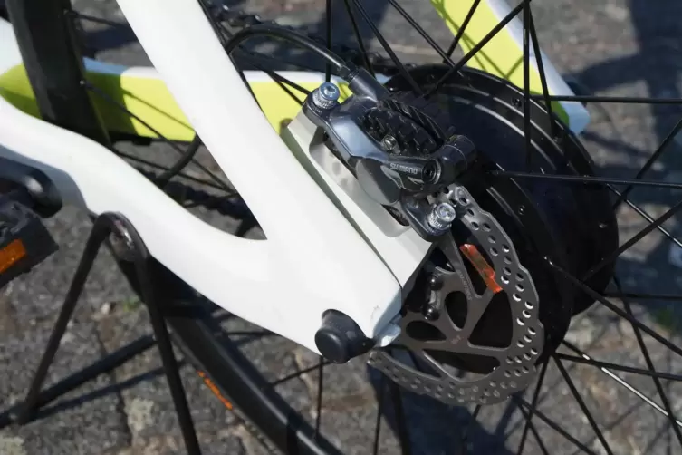 Die hydraulischen Scheibenbremsen von Shimano verz&ouml;gern ordentlich.