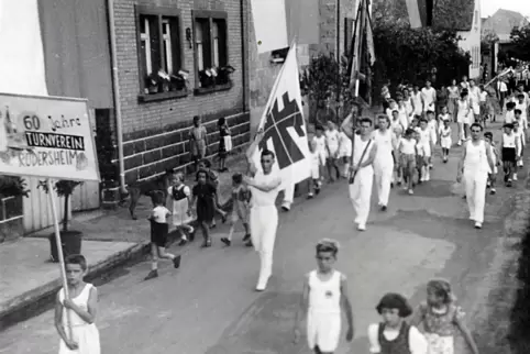 Flagge zeigen: Der Turnverein beim Umzug zum 60-jährigen Bestehen des Vereins 1957. 