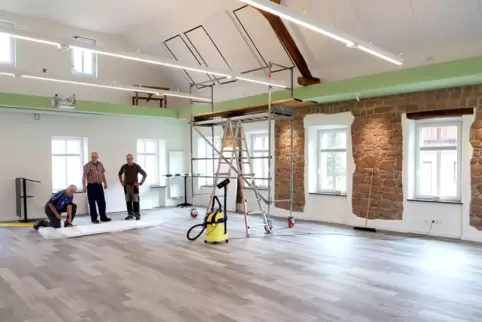 Blick ins frisch sanierte Bürgerhaus: der letzte Arbeitseinsatz vor der Eröffnung. 