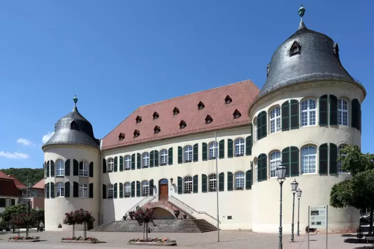 Am Sonntag wird gewählt: Wer zieht als neuer Verbandsbürgermeister ins Bad Berzaberner Schloss ein?