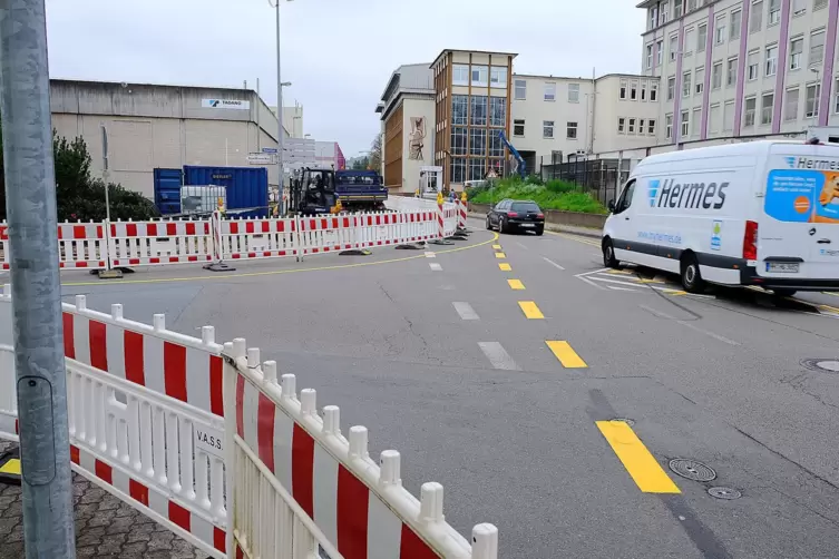 Zurzeit sorgt die Baustelle an der Ecke Dingler-/Bismarckstra&szlig;e f&uuml;r erhebliche Behinderungen.