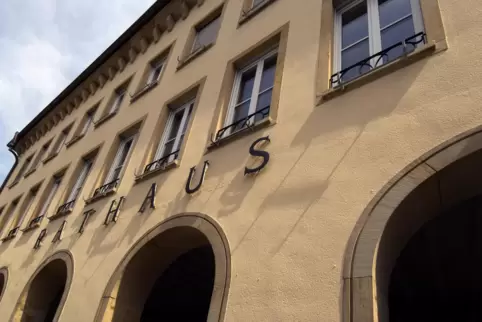 Zuletzt wurden Mitarbeitern der Stadtverwaltung vor fast sieben Jahren Fragebögen vorgelegt. Zuletzt wurden Mitarbeitern der Stadtverwaltung vor fast sieben Jahren Fragebögen vorgelegt.