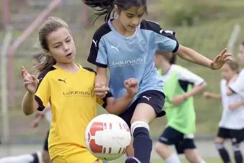 Mädchen im Alter von sechs bis zwölf Jahren können beim TuS Diedesfeld Fußball ausprobieren.