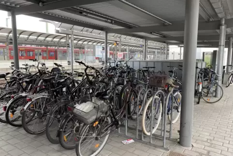 Eine Fahrradabstellanlage am Hauptbahnhof in Kaiserslautern. 