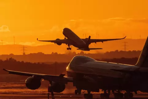 An Pfingsten vom Frankfurter Flughafen aus mit Schulkindern in Urlaub fliegen: Das geht vom Schuljahr 2024/25 an nicht mehr.