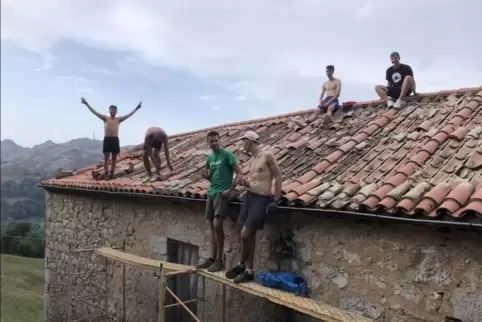 Die Freunde beim Sanieren in Nordspanien. Auf dem Dachfirst rechts Luca Covello. 