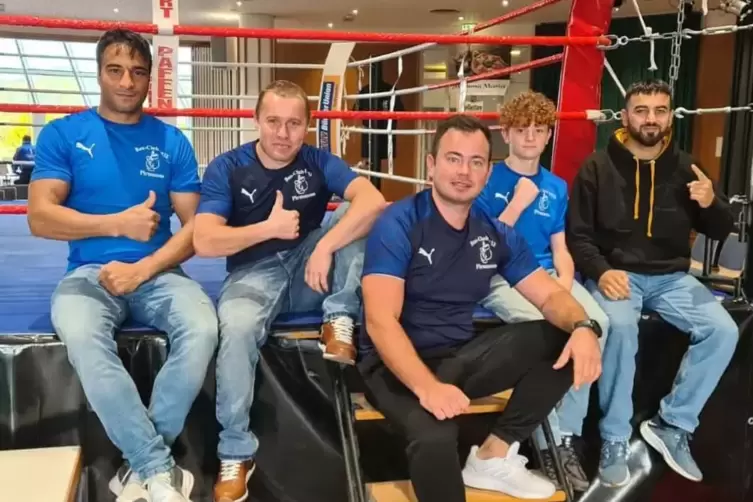 Die Pirmasenser Boxer (von links) Abdulrahim Osmani, Alexander Repp, Vitali Litz, Lennart Wigand und Sami Mohsemi, dessen Gegner