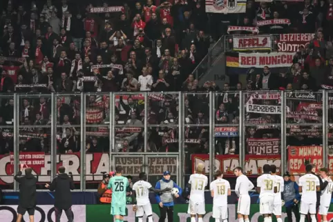 Spieler von München stehen nach der CHampions-League Partie vor dem Fanblock.