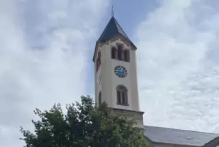 Steht im Zentrum des größten Frankenthaler Vororts Mörsch: der Turm der Heilig-Kreuz-Kirche. 