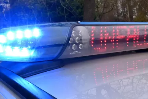Wegen eines Bremsendefekts geriet ein Kleintransporter ins Schleudern und überschlug sich. 