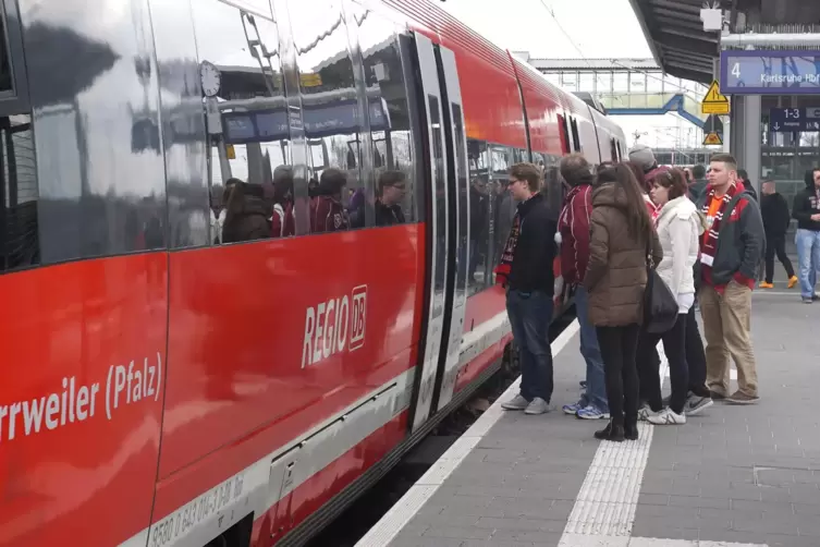 ... als auch die roten Z&uuml;ge der Deutschen Bahn, die ebenfalls auf der Strecke verkehren.