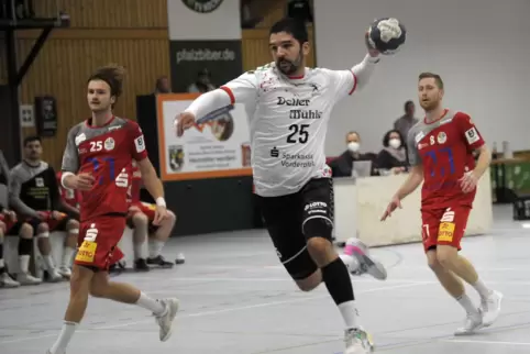 Emanuel Novo (Mitte), hier noch im Trikot der HSG, trifft mit den VTV Mundenheim auf seine ehemaligen Teamkollegen. 