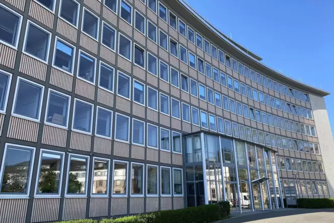 Die SGD Süd in Neustadt: Hier entscheiden die Landesplaner darüber, ob das ehemalige Lambsheimer Freibadgelände vorzeitig als Ba Die SGD Süd in Neustadt: Hier entscheiden die Landesplaner darüber, ob das ehemalige Lambsheimer Freibadgelände vorzeitig als Ba