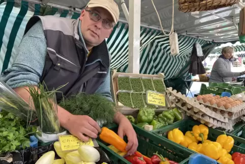 Seit drei Jahren mit seinem Obst- und Gemüsehandel auf dem Frankenthaler Wochenmarkt: Juniorchef Sascha Becker.