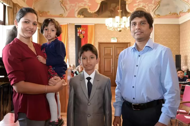 Ehrentag: Ranjit Fernandes und Sohn Rishon sind seit dieser Woche deutsche Staatsbürger. Töchterlein Tina ist es schon seit ihre