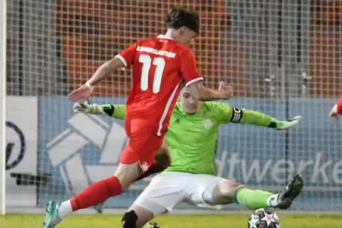 Großes Talent aus Pirmasens-Niedersimten: Lucas Leibrock umspielt hier FKP-Torhüter Nico Jeckel und macht das 2:0 für den FCK. 