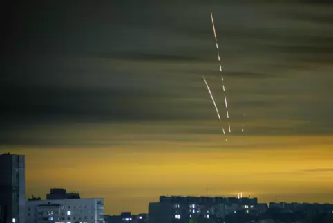 Russische Raketen sind in der Morgendämmerung über der ukrainischen Stadt Charkiw zu sehen. 