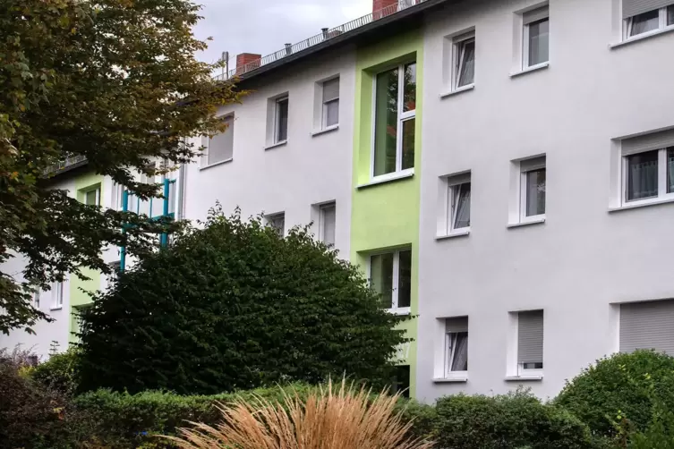 Die Fassaden der Häuser in der Jahnstraße in Neuhofen wurden gedämmt, um Heizkosten zu sparen. 