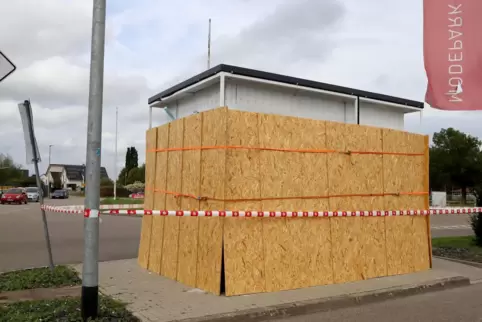 Nach Angaben der Polizei ist der Bank-Pavillon in Rohrbach völlig zerstört worden. Nach Angaben der Polizei ist der Bank-Pavillon in Rohrbach völlig zerstört worden.