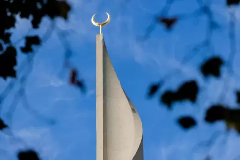 Ein Minarett der Zentralmoschee der Ditib in Köln-Ehrenfeld.
