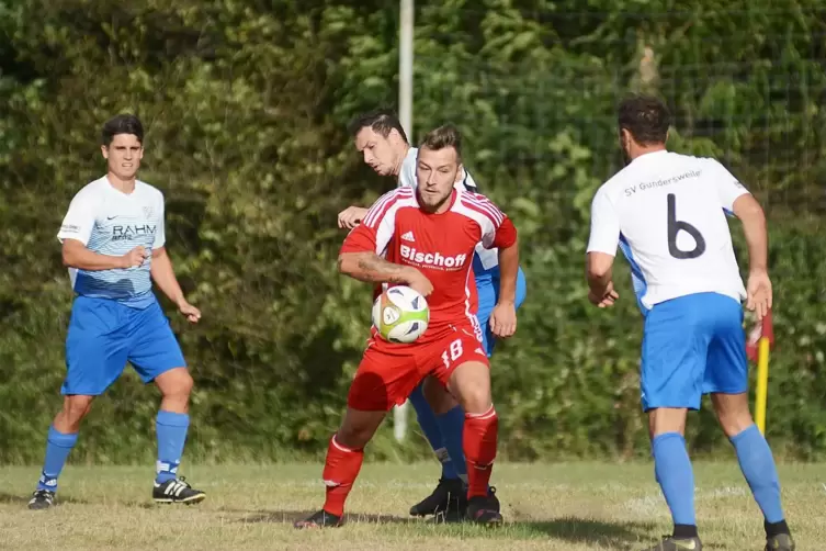 Michael Hammerschmidt (hier im Trikot des ASV Winnweiler) gegen seine alten Kameraden des SV Gundersweiler. Mittlerweile ist er 