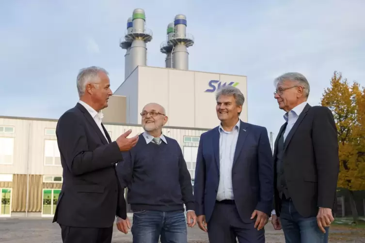 Geschafft! Das neue (alte) Kraftwerk läuft nun mit Gas. SWK-Vorstand Markus Vollmar, Projektleiter Heribert Kowatsch, SWK-Vorsta