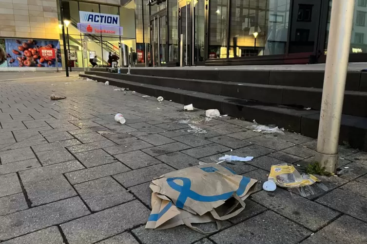 Müll in der Innenstadt, besonders rund um Mall und Rathaus, monieren Bürger immer wieder.