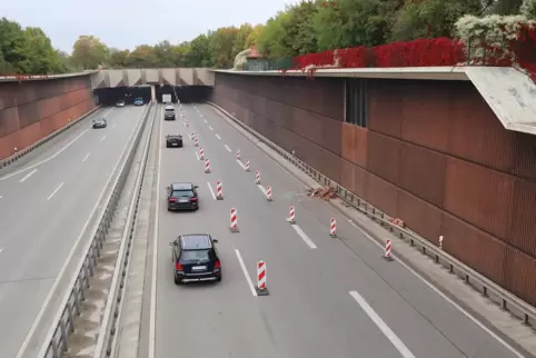 Die Unfallstelle im Trog, in Fahrtrichtung Ludwigshafen. In der Lärmschutzwand klafft eine Lücke. 