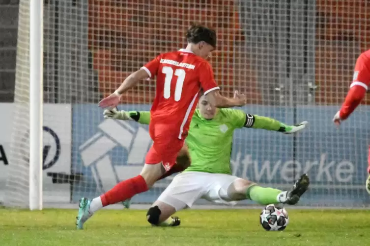 Lucas Leibrock macht an FKP-Torhüter Nico Jeckel vorbei das 2:0. 
