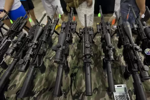 Ausstellungsstücke bei einer Waffenmesse in den USA.