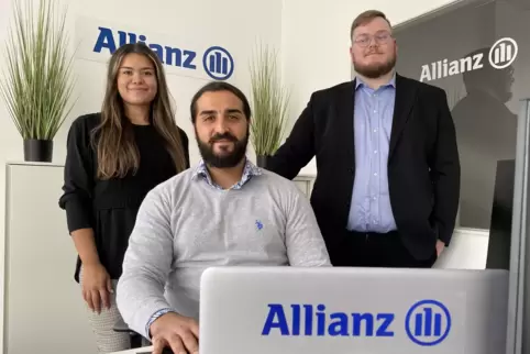 Kadir Yalzin (Mitte) mit Elke Bolleyer und Philipp Adam in der neuen Geschäftsstelle. 